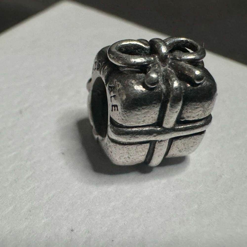 Authentic Pandora Present Charm - Picture 3 of 4